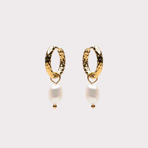 Kolczykom Hammered Pearl Hoops