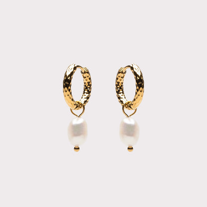 Kolczykom Hammered Pearl Hoops