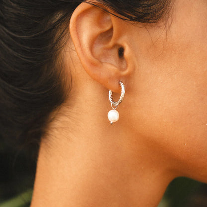 Kolczykom Hammered Pearl Hoops
