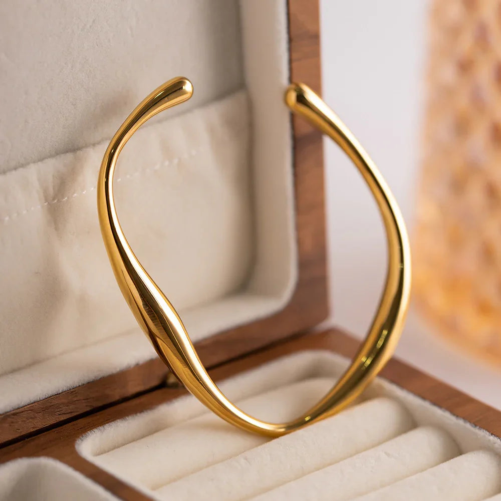 Bransoletka typu twisted bangle