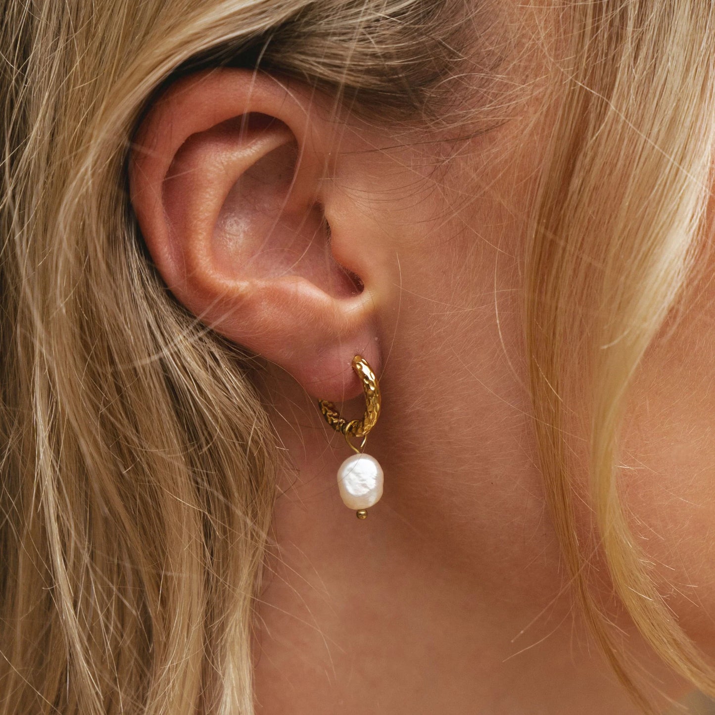 Kolczykom Hammered Pearl Hoops