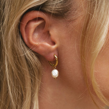 Kolczykom Hammered Pearl Hoops