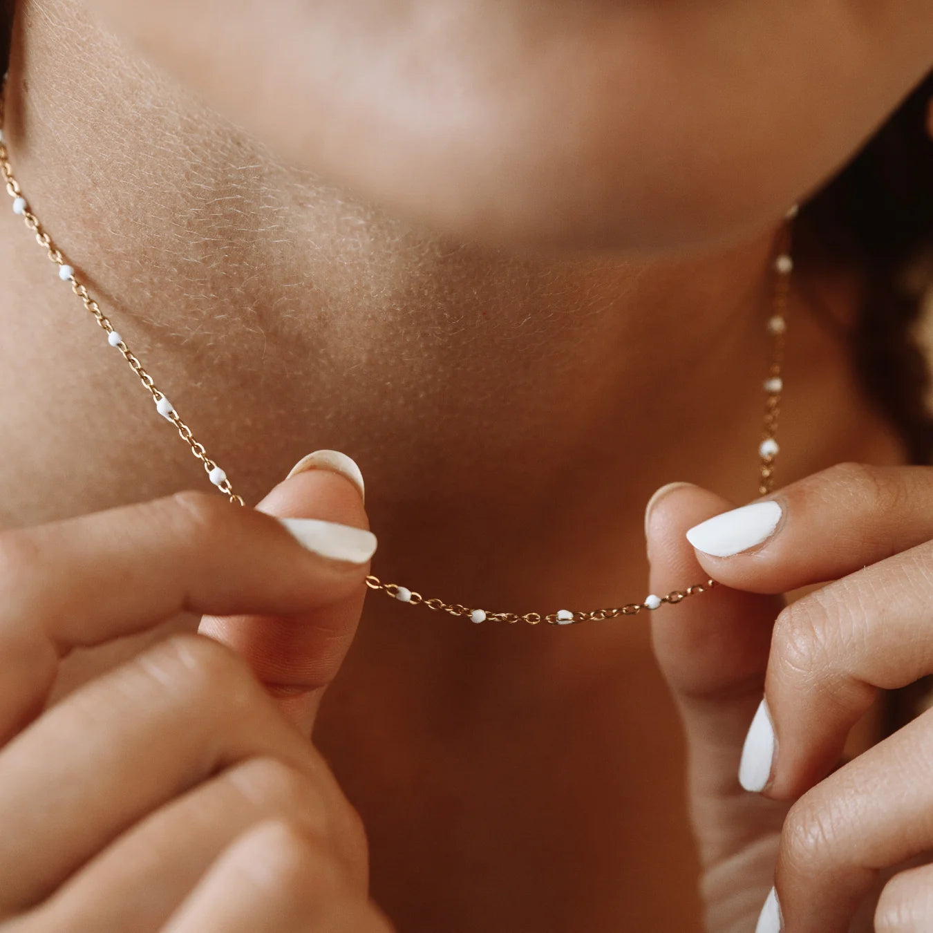 Choker z białych koralików