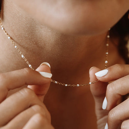 Choker z białych koralików